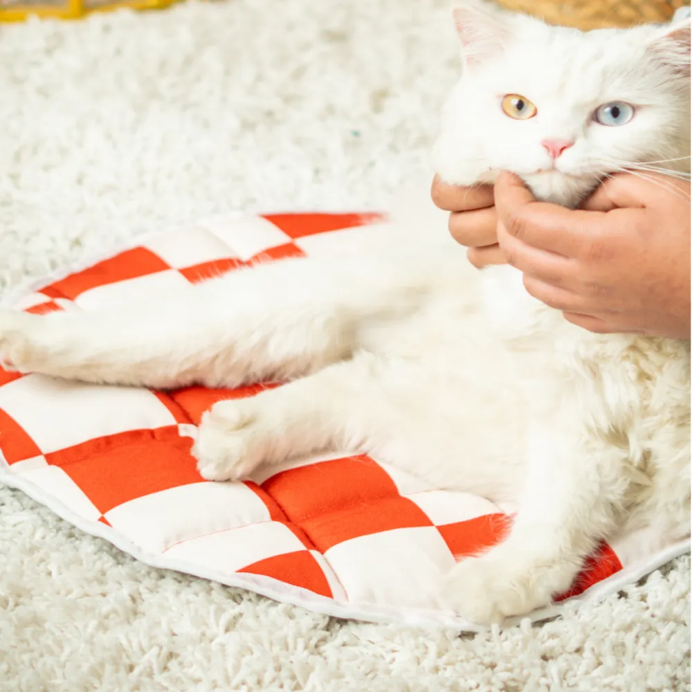 Pet Set Go Cozy Checks Mat for Cats (Red)